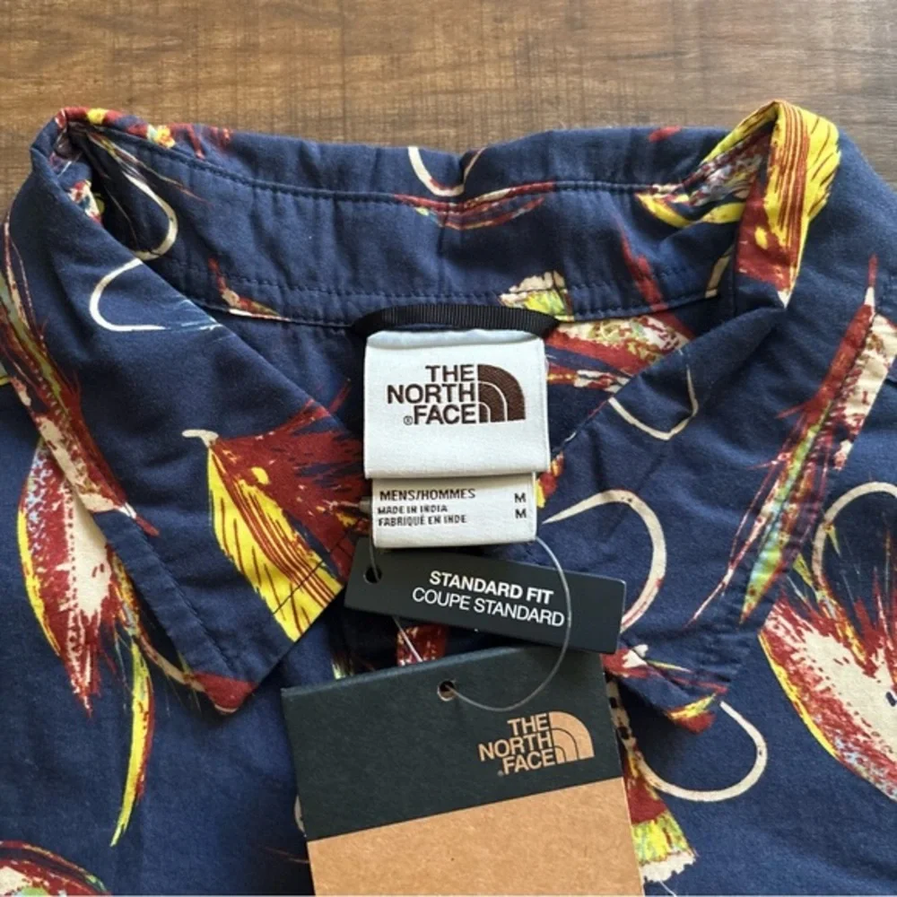 The North Face Short Sleeve Baytrail Fly Fishing Pattern Shirt‎ Mens Size Medium